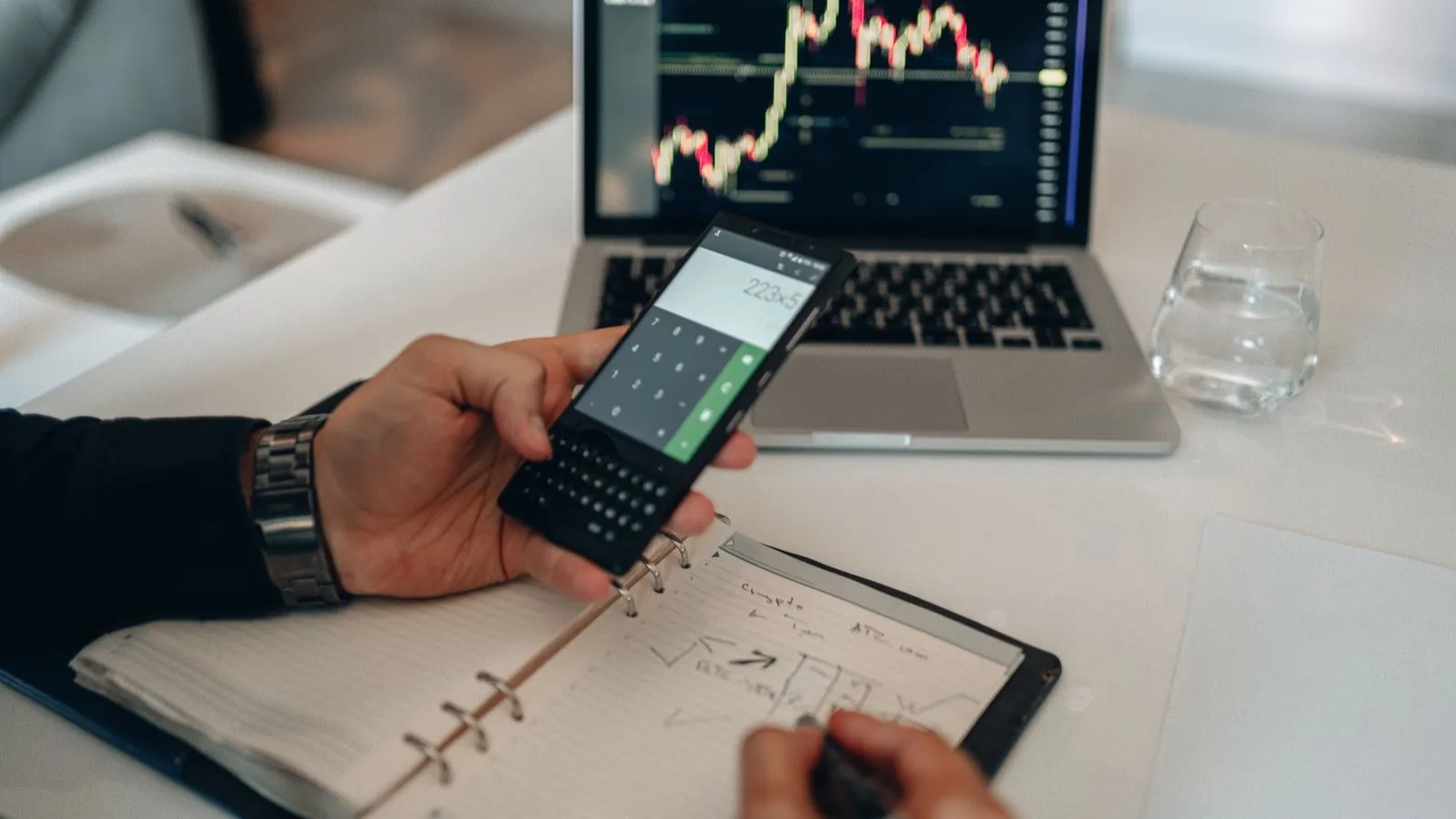 Cilvēks telefonā pārskata finanšu informāciju