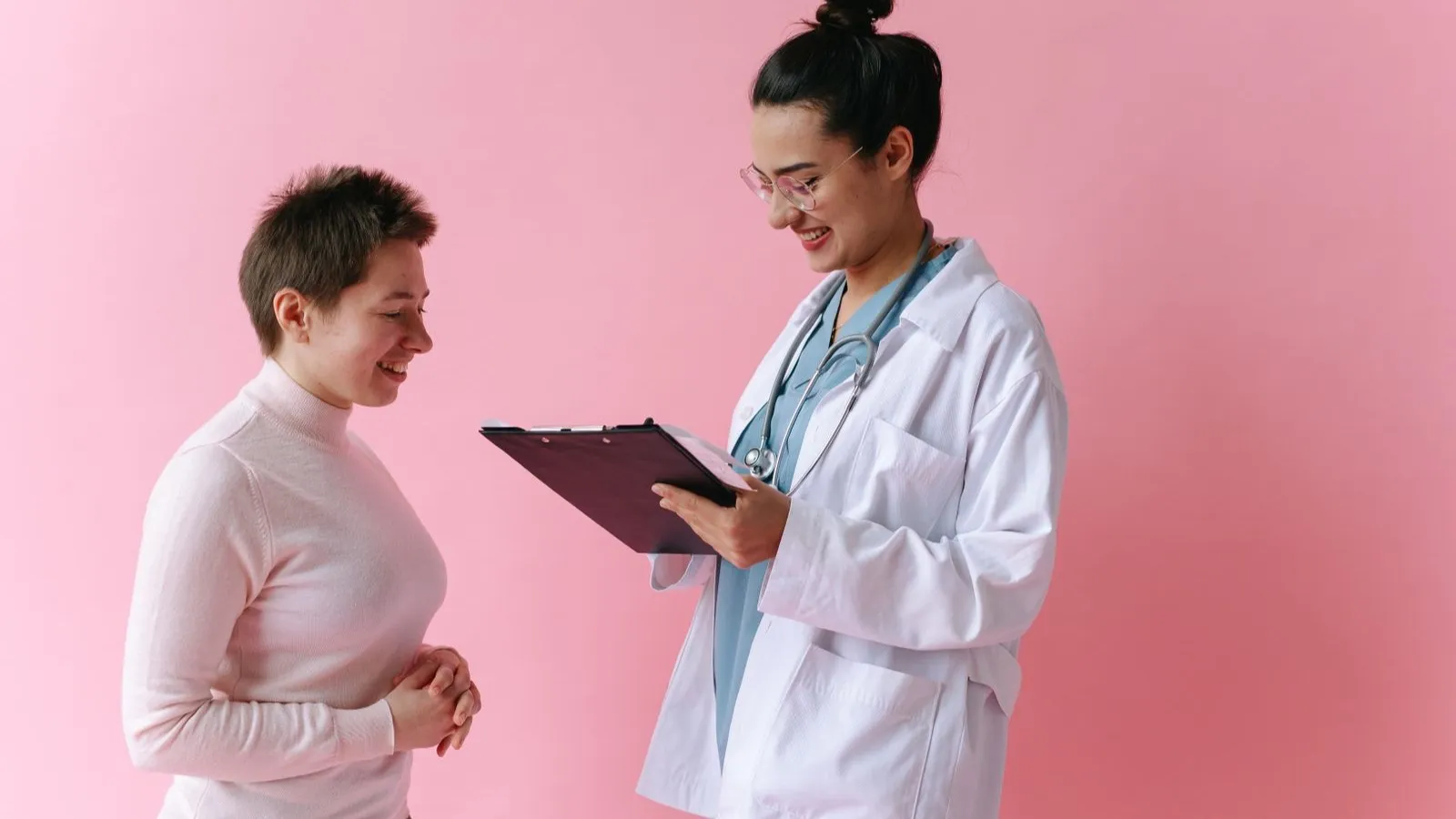 Ārsts konsultē pacientu medicīnas kabinetā