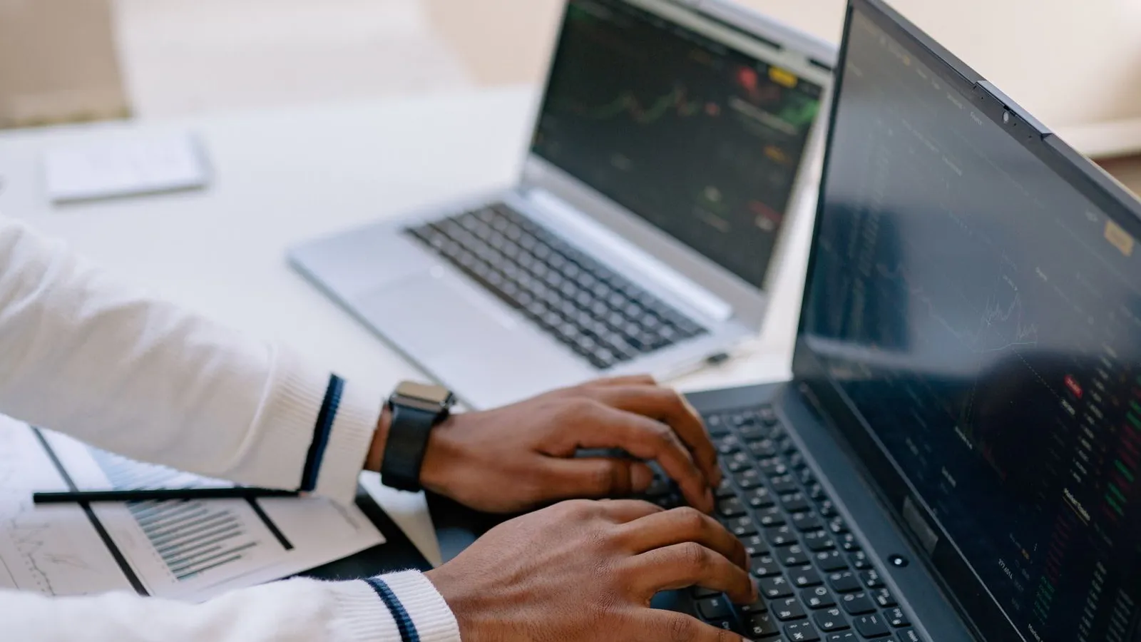 Cilvēks klēpjdatorā pārskata finanšu informāciju
